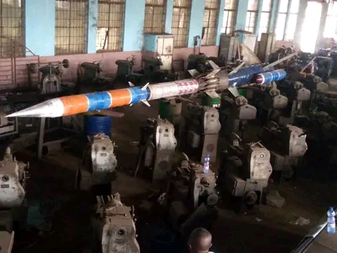 Aéronautique : un ingénieur congolais s’apprête à lancer une fusée dans l’orbite à partir de Menkao, un quartier périphérique de Kinshasa (Congoforum)