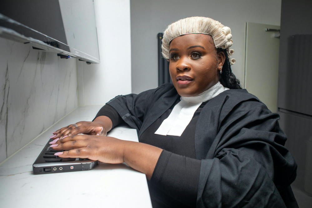 Une jeune femme congolaise aveugle devient la première avocate noire et aveugle de la Grande-Bretagne (Congo forum)