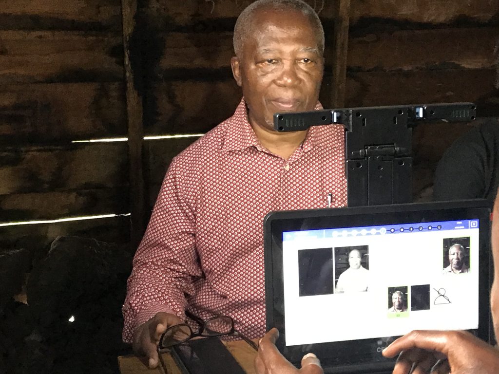 Opération d’identification au Nord-Kivu: le notable Jean-Pierre Muongo s’enrôle à Goma sous l’accompagnement de la population (CongoForum)